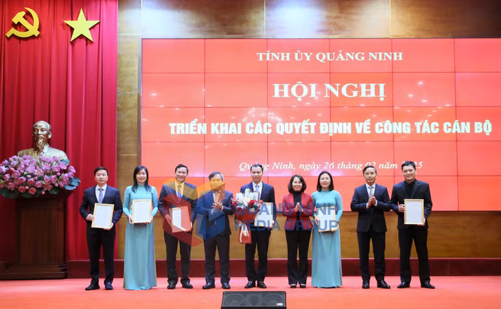 Thường trực Tỉnh ủy trao quyết định thành lập Sở Tài chính và tặng hoa chúc mừng (2-2025). Ảnh: Minh Hà