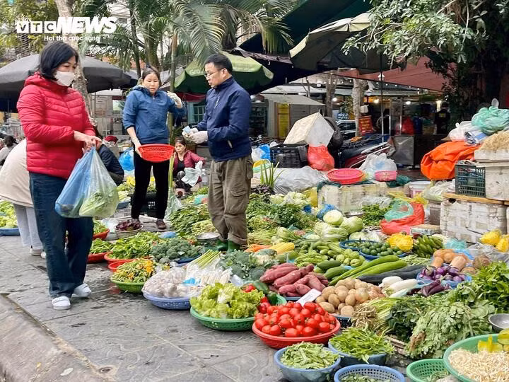 Giá rau xanh ở chợ dân sinh tăng khoảng 5.000 - 10.000 đồng/mớ,kg.