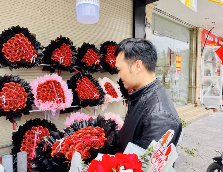 Hoa hồng sáp có giá từ 300-800 nghìn đồng được nhiều người lựa chọn trong dịp Valentine.