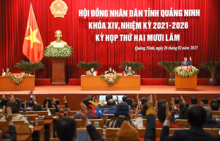Các đại biểu HĐND tỉnh biểu quyết thông qua nghị quyết tại Kỳ họp thứ 25 HĐND tỉnh.
