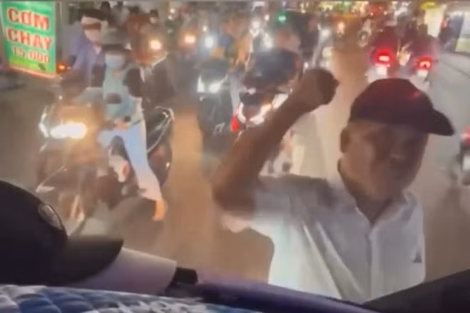 Sau đó, người đàn ông la lối, dùng tay đập vào đầu xe buýt. Vụ việc gây náo loạn. Ảnh cắt từ clip.