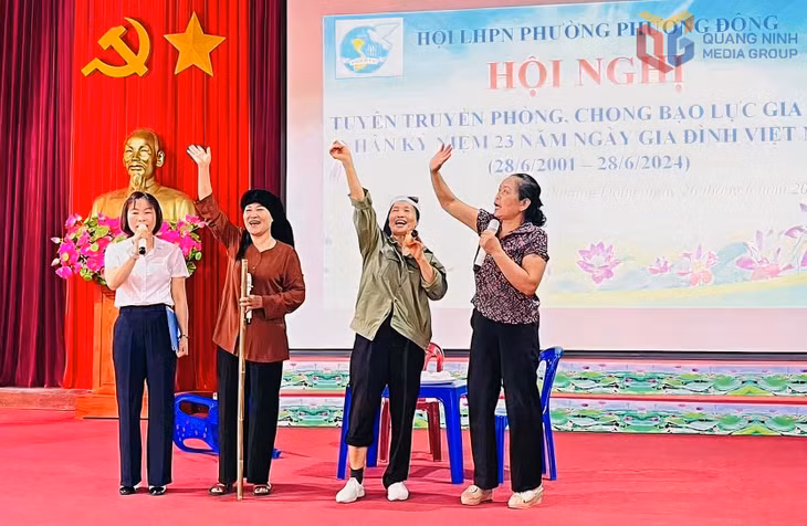 Tiểu phẩm về phòng chống bạo lực gia đình của Hội LHPN phường Phương Đông (TP Uông Bí).