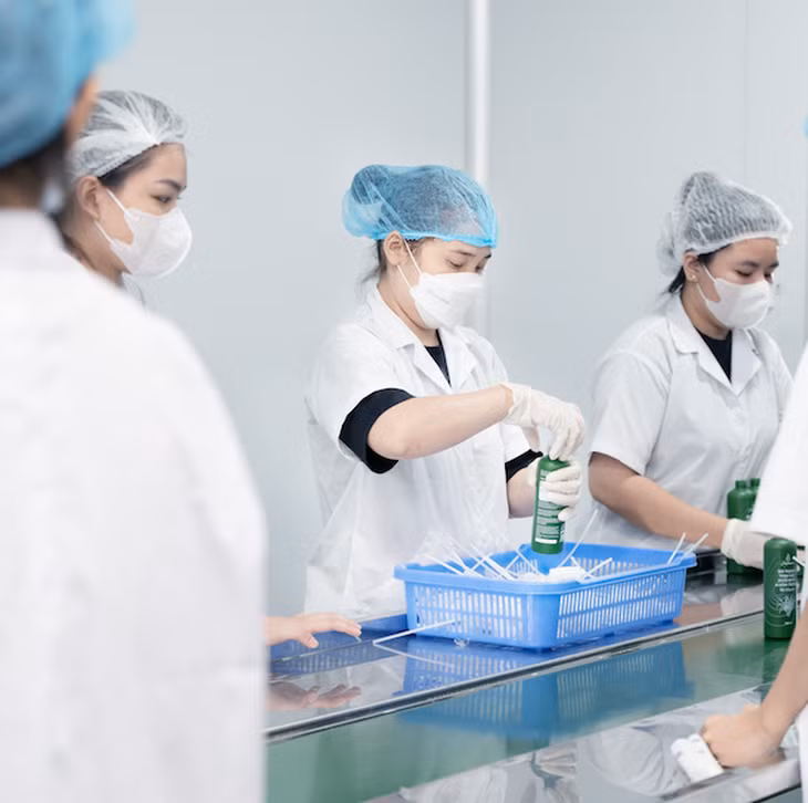 Người lao động làm việc trong nhà máy sản xuất tinh dầu của doanh nghiệp Việt Nam - Ảnh: JULYHOUSE