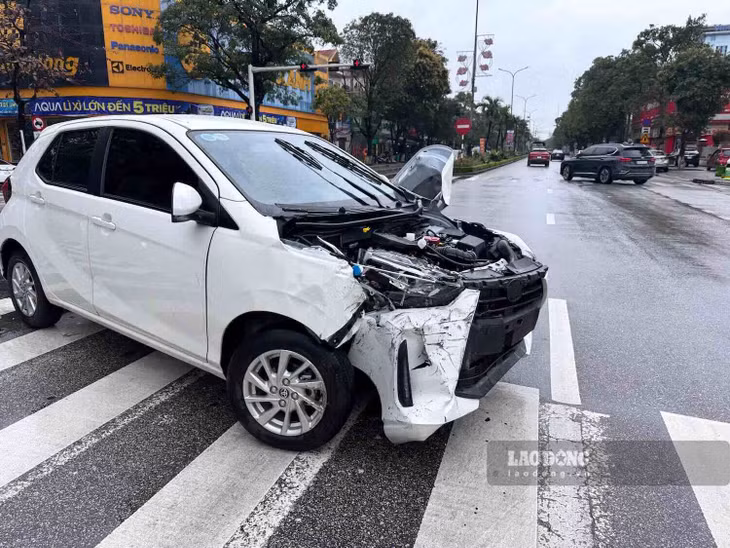 Ôtô và xe cứu thương va chạm trên Quốc lộ 1 ảnh 2