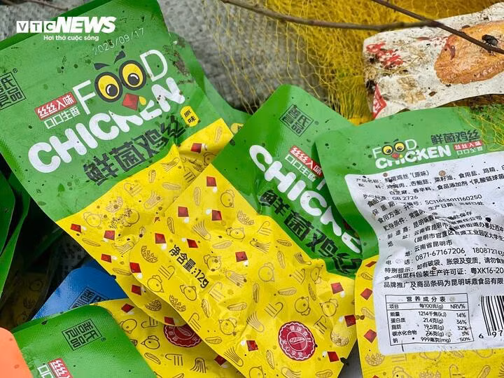 Theo người dân sống quanh khu vực, đây có thể là các loại bánh kẹo nhập khẩu hết hạn sử dụng bị các cơ sở sản xuất, phân phối đổ trộm ra đây.
