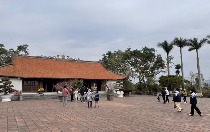 Người dân, du khách tham quan đền Trần Hưng Đạo, miếu Vua Bà (TX Quảng Yên).