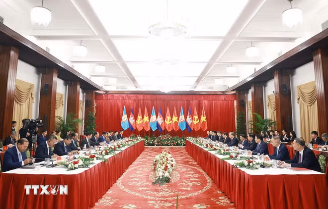 Cuộc gặp cấp cao giữa Bộ Chính trị Đảng Cộng sản Việt Nam và Ban Thường vụ Đảng Nhân dân Campuchia. (Ảnh: Thống Nhất/TTXVN)