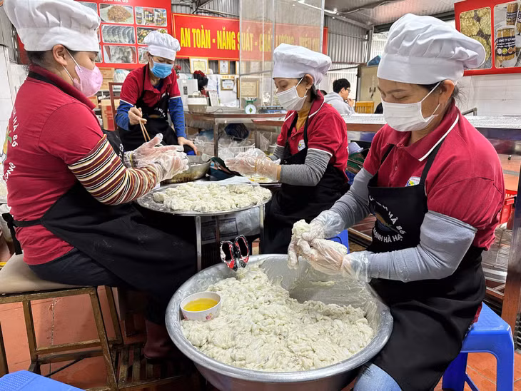 Chế biến sản phẩm chả mực tại cơ sở sản xuất Mạnh Hà, phường Cao Xanh, TP Hạ Long.
