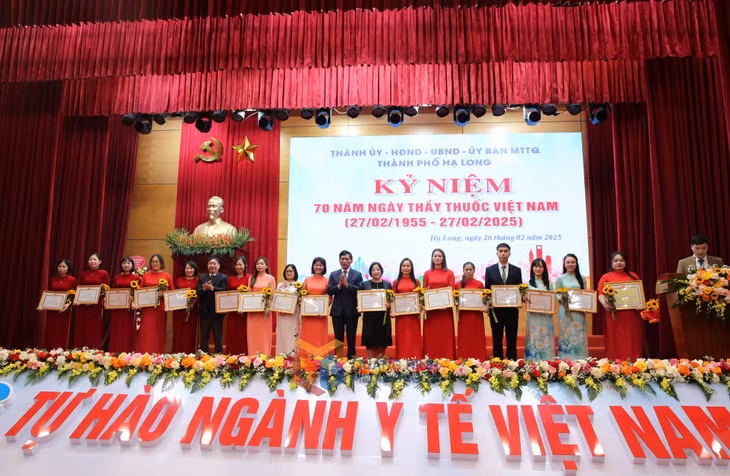 TP Hạ Long khen thưởng cho các cá nhân có thành tích xuất sắc trong sự nghiệp chăm sóc, bảo vệ sức khỏe nhân dân.