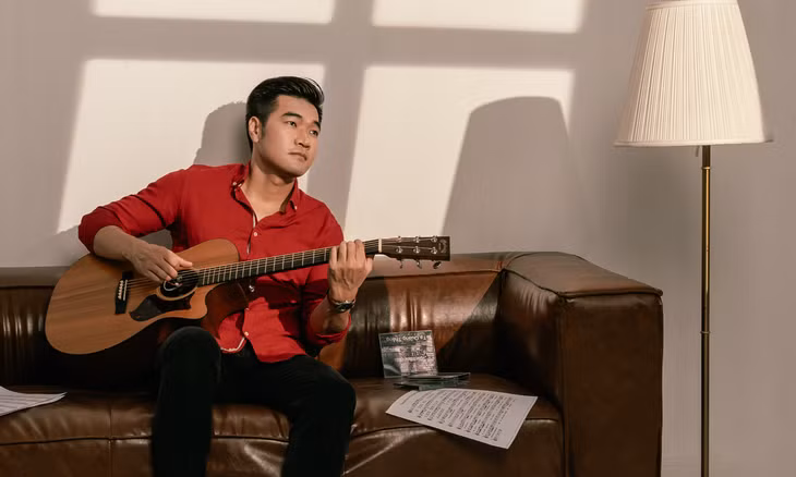 Tạ Quang Thắng thể hiện "Ngồi bên hiên với gió".