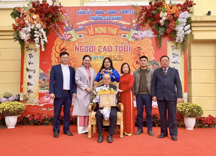 Phường Cao Xanh bố trí không gian để các gia đình cùng lưu lại những bức ảnh đẹp trong lễ mừng thọ ông bà, cha mẹ của mình.