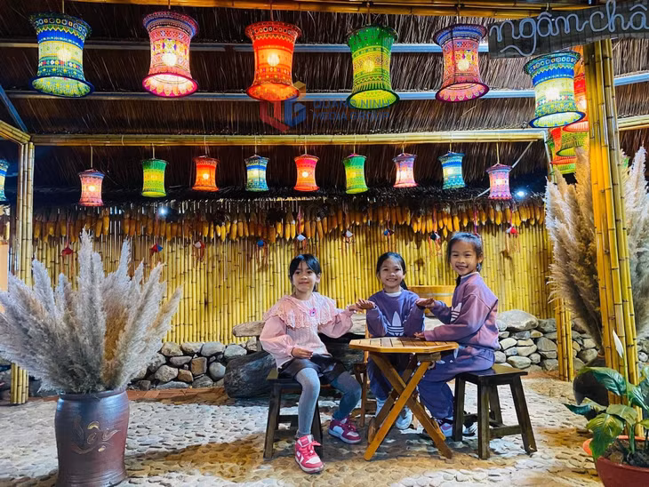 Một nếp nhà người Dao Thượng Yên Công được trang trí thêm để đón du khách. Ảnh Trương Hương, UBND xã Thượng Yên Công, TP Uông Bí.