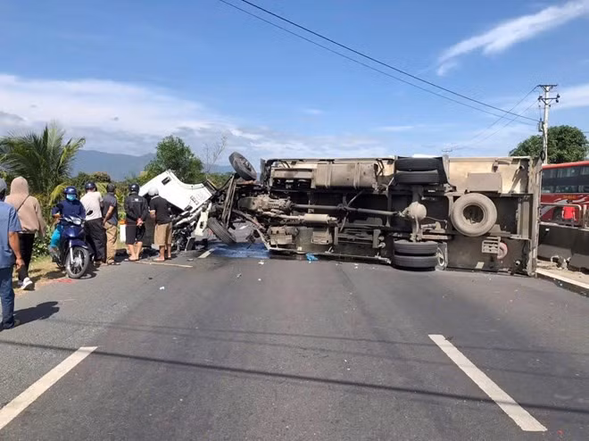 Hiện trường vụ tai nạn giao thông nghiêm trọng trên quốc lộ 1 đoạn qua tỉnh Khánh Hòa sáng 7.2. Ảnh: Phương Linh