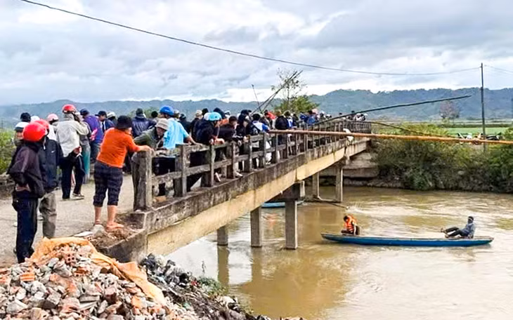 Các nhân chứng cho biết nạn nhân bị trượt chân xuống sông Krông Ana, đoạn gần cầu Quảng Điền và bị nước cuốn trôi - Ảnh: PHƯƠNG LAN