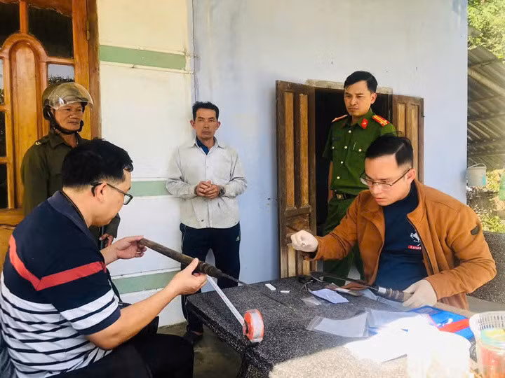 Cơ quan chức năng khám nghiệm hiện trường, lấy lời khai đối với Kha (Ảnh: CACC)