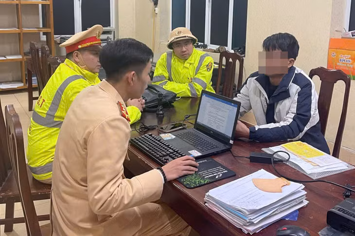 Cơ quan công an làm việc với tài xế Vương Đình G. Ảnh: CACC