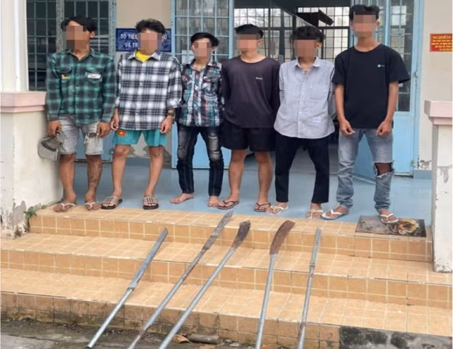 Công an thu giữ nhiều hung khí nguy hiểm của nhóm thanh thiếu niên. Ảnh: Công an cung cấp
