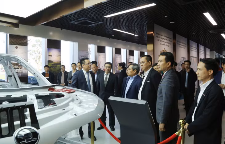 Đồng chí Bí thư Tỉnh ủy cùng đoàn công tác thăm khu trưng bày mẫu xe ô tô Skoda (1-2025). Ảnh: Thu Chung