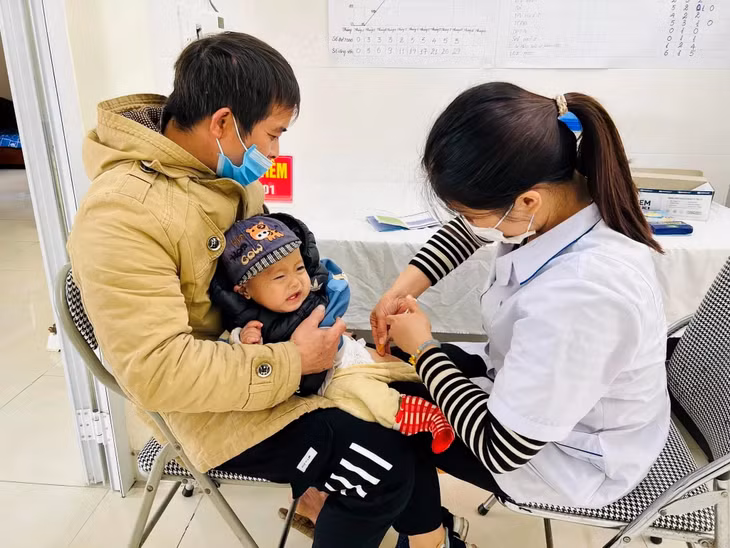 Tiêm chủng cho trẻ em tại Trạm Y tế xã Đồng Rui (huyện Tiên Yên).