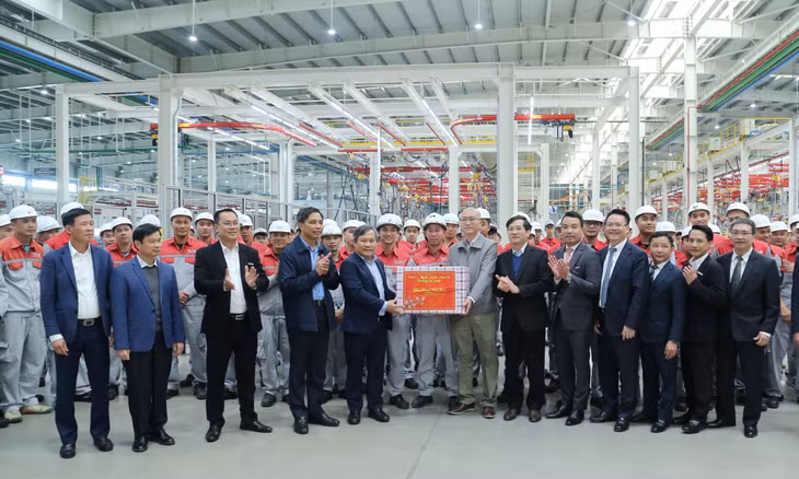Đồng chí Bí thư Tỉnh ủy tặng quà Tết động viên cán bộ, công nhân của Nhà máy ô tô Thành Công Việt Hưng (1-2025). Ảnh: Thu Chung