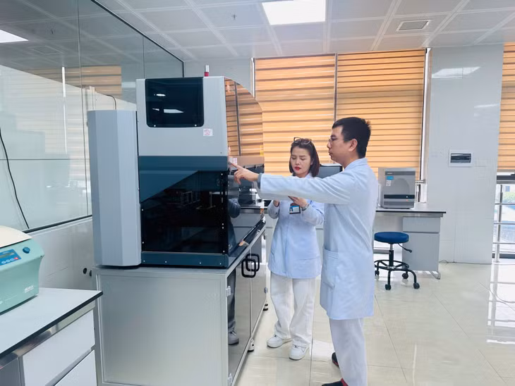 Cán bộ Trung tâm Kiểm soát bệnh tật tỉnh (Sở Y tế) rà soát, đối chiếu thiết bị.