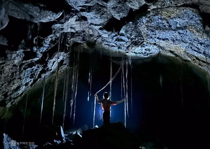 Một ngách khác trong hang dưới rừng giá tỵ có lối vào chỉ một người đi lọt, tuy nhiên bên trong như một thành quách. Những rễ cây đâm sâu vào lòng hang cùng ánh sáng đèn pin tạo nên khung cảnh huyền ảo.