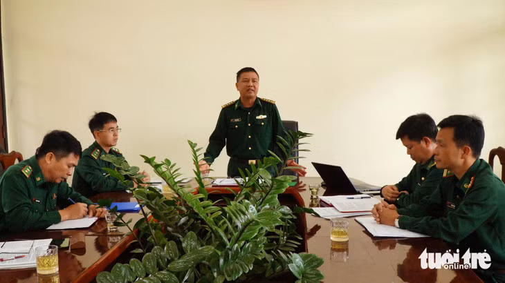 Lãnh đạo Bộ chỉ huy Bộ đội biên phòng tỉnh Đắk Nông làm việc với lãnh đạo Đồn 12 và các đơn vị liên quan - Ảnh: TÂM AN