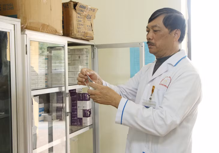 Y sĩ Hoàng Tiến Thanh, Phó trạm trưởng TYT xã Đồng Văn kiểm tra thuốc phát cho bệnh nhân.