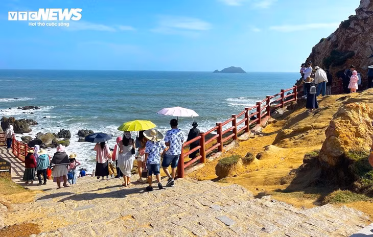 Sáng mùng 3 Tết tiết trời nắng đẹp, người dân và du khách đổ xô về khu vực Bãi Dứa, Eo Gió.
