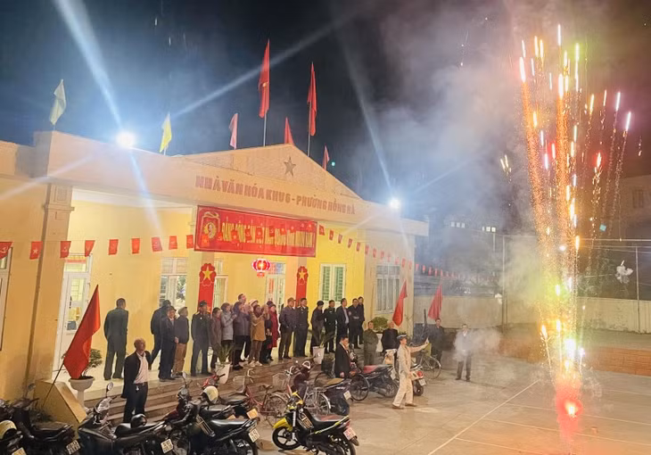 Nhân dân phấn khởi trong thời khắc đón năm mới tại Nhà văn hóa khu 6, phường Hồng Hà (TP Hạ Long).