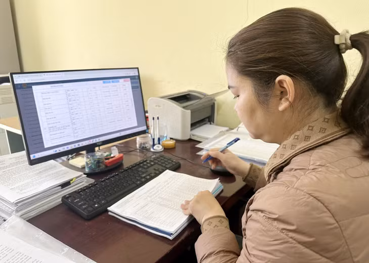 Nhân viên Trường THCS Mạo Khê II rà soát số liệu kiểm kê.