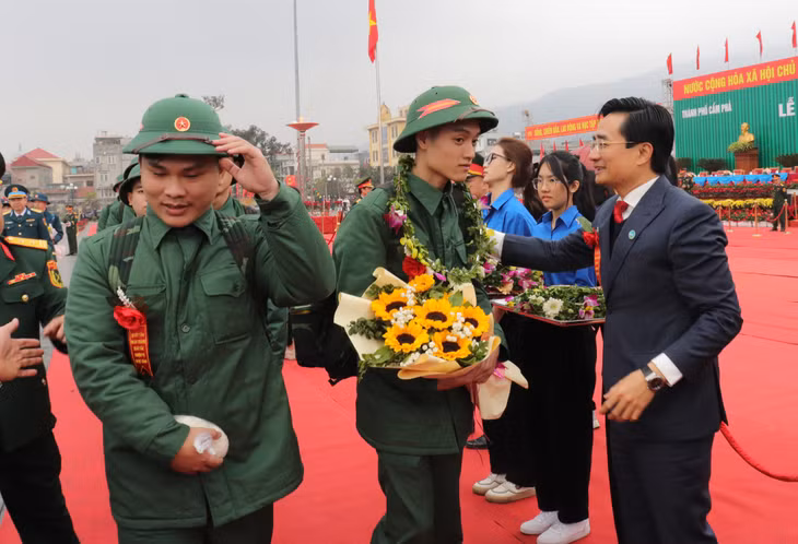 Lãnh đạo TP Cẩm Phả trao hoa, tiễn các tân binh lên đường nhập ngũ.