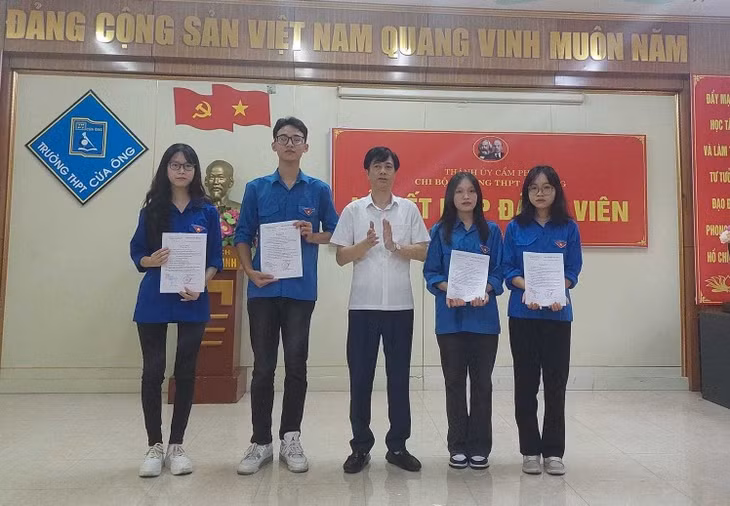 Bí thư Chi bộ, Hiệu trưởng Trường THPT Cửa Ông (TP Cẩm Phả) trao quyết định kết nạp Đảng cho các đảng viên mới, tháng 7/2024.