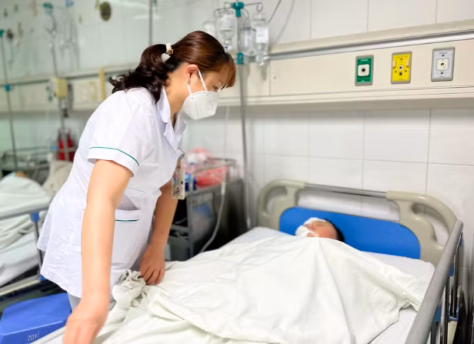 Bé trai được theo dõi sau phẫu thuật. Ảnh: Bệnh viện cung cấp