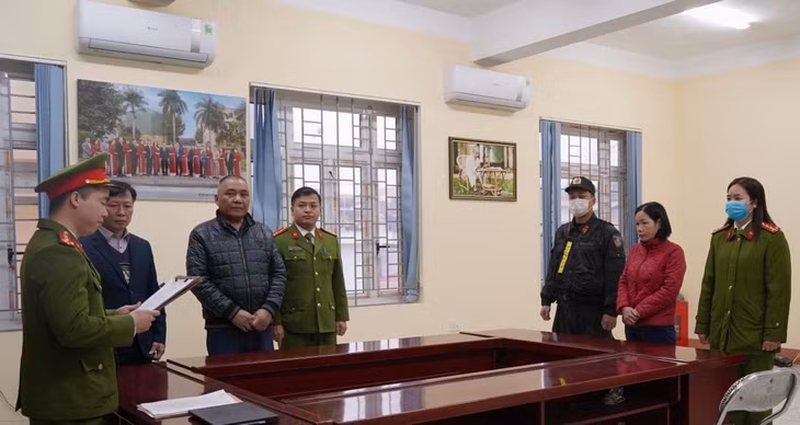 Cơ quan chức năng thi hành các quyết định tố tụng đối với Phùng Thị Sim. Ảnh: Nam Phong.