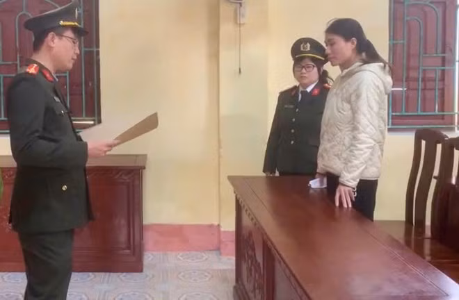 Cơ quan An ninh điều tra - Công an tỉnh Thái Bình tống đạt các quyết định, lệnh tố tụng đối với Nguyễn Thị Mùi. Ảnh: Công an cung cấp