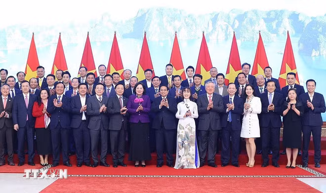 Thủ tướng Phạm Minh Chính với đại diện các ngân hàng thương mại. (Ảnh: Dương Giang/TTXVN)