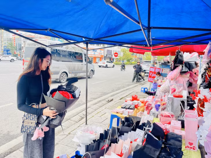 Tặng hoa, sô-cô-la là cách để nhiều người thể hiện tình cảm với người mình thương yêu.