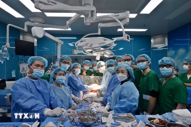 Bệnh viện Phổi Trung ương huy động khoảng 80 nhân lực trực tiếp tham gia ca ghép cùng các chuyên gia từ Trung tâm điều phối ghép tạng Quốc gia, Bệnh viện Trung ương Quân đội 108, Bệnh viện E, Bệnh viện Hữu nghị, Bệnh viện Tim Hà Nội và chuyên gia quốc tế để thực hiện thành công ca ghép phổi chiều 30 Tết Giáp Thìn. (Ảnh: TTXVN phát)