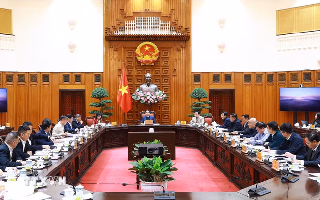 Thủ tướng Phạm Minh Chính chủ trì họp về dự án đường kết nối Sân bay Gia Bình (Bắc Ninh) với Hà Nội. (Ảnh: Dương Giang/TTXVN)