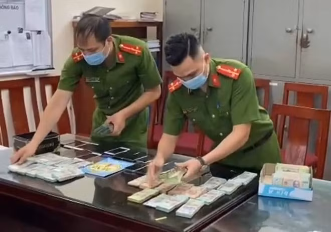 Lực lượng chức năng thu giữ tang vật một vụ ghi lô đề ở Hà Nội. Ảnh: Công an cung cấp