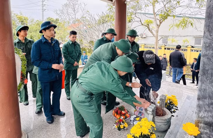 Tân binh phường Hải Hòa (TP Móng Cái) dâng hương tưởng niệm các Anh hùng liệt sĩ trước ngày giao nhận quân.