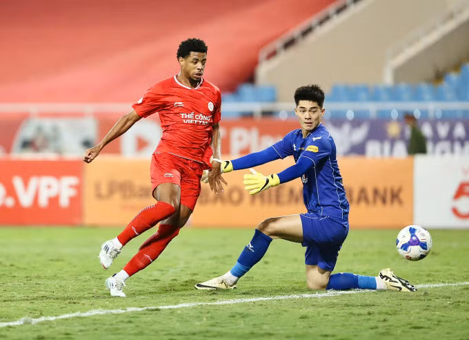 Amarildo (áo đỏ) ghi bàn thứ hai cho Thể Công trong trận thắng HAGL 2-1 ở vòng 12 V-League 2024-2025. Ảnh: Minh Minh