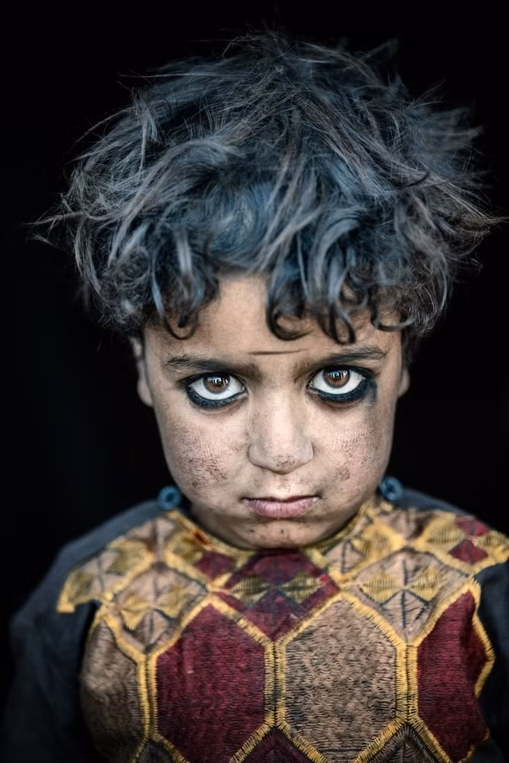 Một cô bé du mục Kuchi ở Herat, miền tây Afghanistan, là ngôi sao của bức ảnh đoạt giải nhì trong hạng mục Khuôn mặt, con người, văn hóa của NAG Trevor Cole (Ireland). Những người du mục Pashtun có nguồn gốc đến từ hơn một chục bộ lạc của nhóm Ghilzai lớn hơn - những người từng là một trong những cộng đồng du mục lớn nhất thế giới. Ảnh: Trevor Cole.