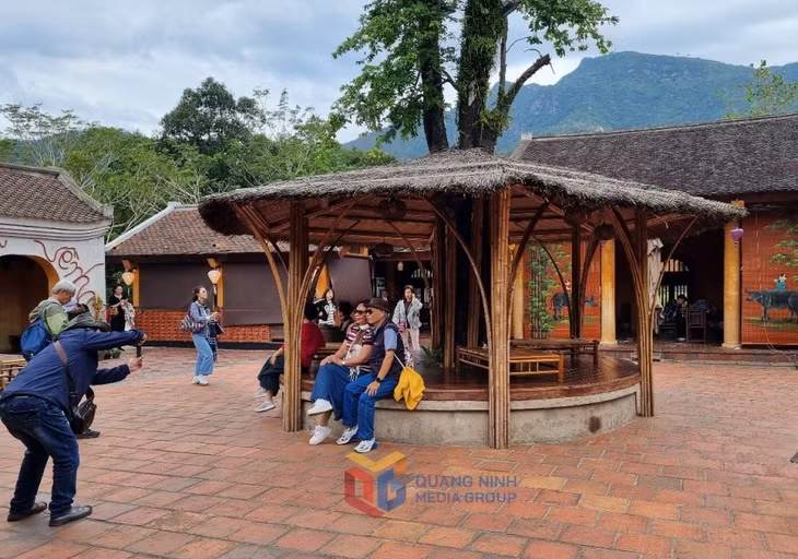 Khách Hàn Quốc chụp ảnh lưu niệm khi nghỉ ngơi, ăn uống tại nhà hàng Cơm quê Làng Nương Yên Tử.