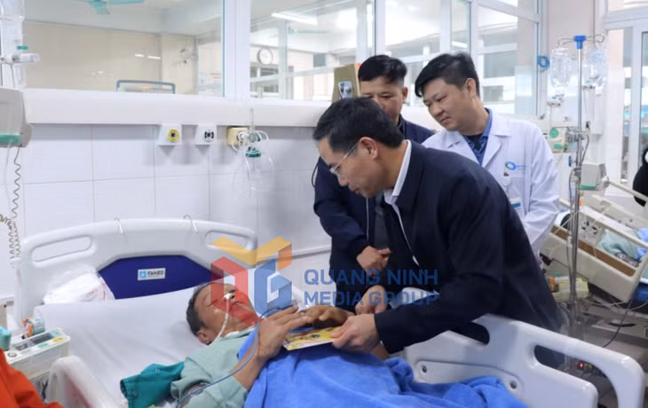 Đồng chí Chủ tịch UBND tỉnh thăm, động viên, chúc Tết bệnh nhân điều trị nội trú tại Bệnh viện Bãi Cháy (1-2025). Ảnh: Trúc Linh