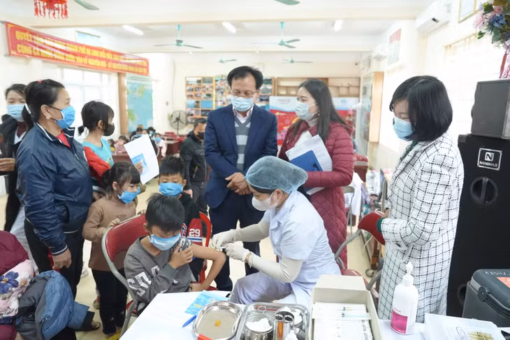 CDC Quảng Ninh, Trung tâm y tế TP Hạ Long kiểm tra, giám sát hoạt động tiêm chủng vắc-xin phòng sởi cho các trường hợp đủ điều kiện tiêm chủng tại khu 8, phường Hà Phong (TP Hạ Long). Ảnh: Ngọc Phượng (CDC Quảng Ninh)
