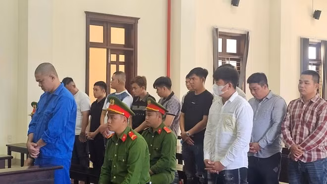 Các bị cáo trong vụ bắn nhau khiến 1 người tử vong tại phiên tòa. Ảnh: Duy Minh
