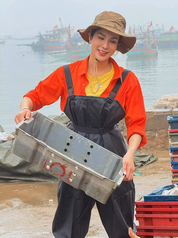 "Chị đẹp" Diệp Lâm Anh trải nghiệm ra khơi bắt cá tại Thanh Hóa.