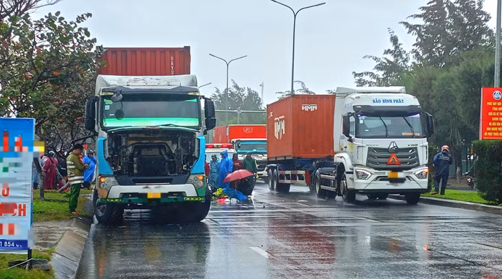 Hiện trường vụ TNGT giữa xe máy và xe đầu kéo.